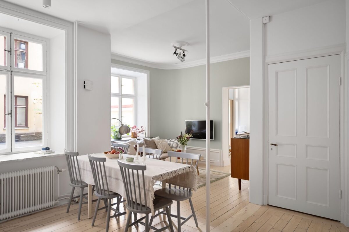 Espace de vie ouvert avec salon et coin repas séparés par le mobilier