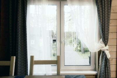 Rideaux salon déco : bien les choisir, mesurer et poser