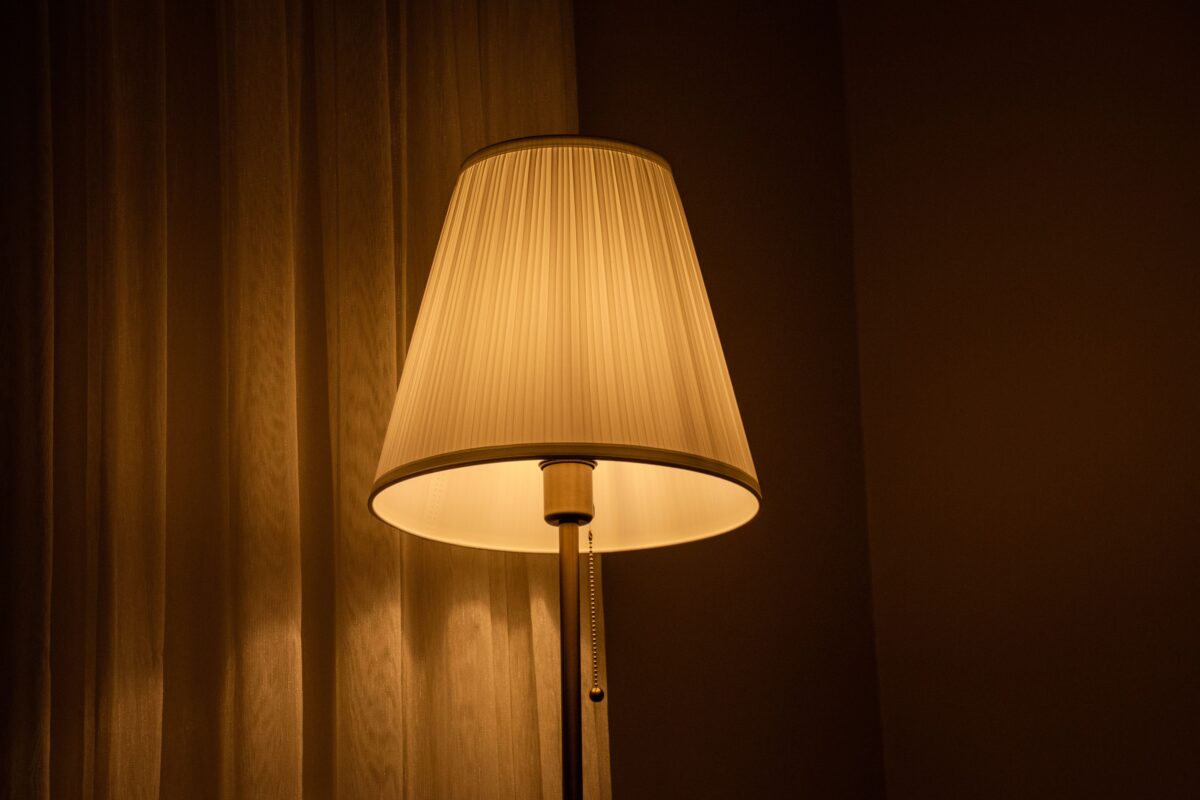 Éclairage d&rsquo;automne : le plan lumière qui change tout dans un salon