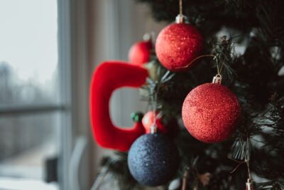 Noël 2026 : paillettes sur le sapin, sobriété sur la table, les tendances déco qui s&rsquo;installent