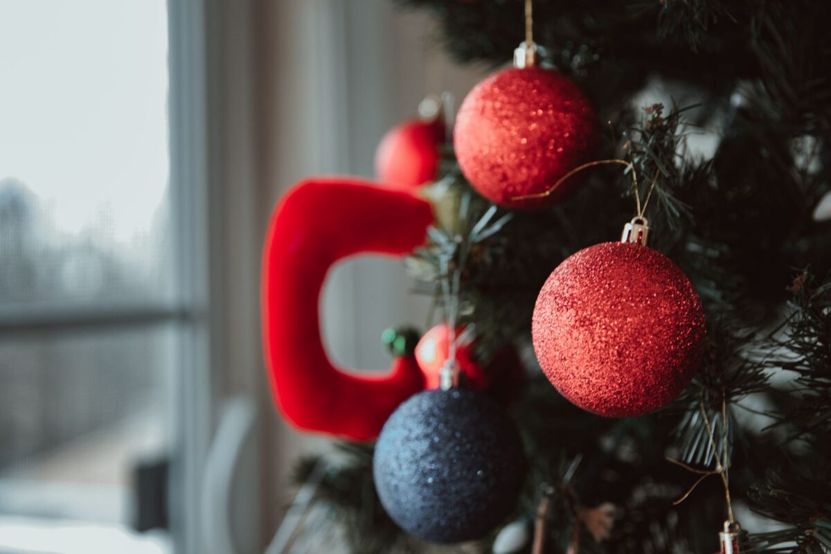 Noël 2026 : paillettes sur le sapin, sobriété sur la table, les tendances déco qui s'installent